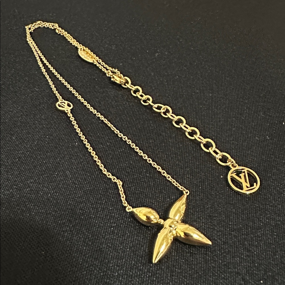 Louis Vuitton Gold Tone Monogram Flower Pendant Necklace - Picture 4 of 12
